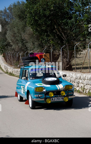 1970 Citroën Ami 8 bleue classic berline voiture roulant sur un rassemblement par le célèbre présentateur de télévision James May. Banque D'Images