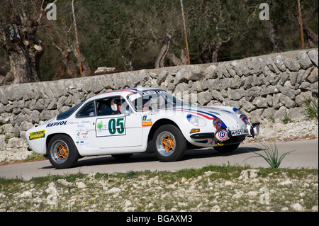 White 1969 Renault Alpine A110 Berlinette dans une course de voiture rally en Espagne. Banque D'Images