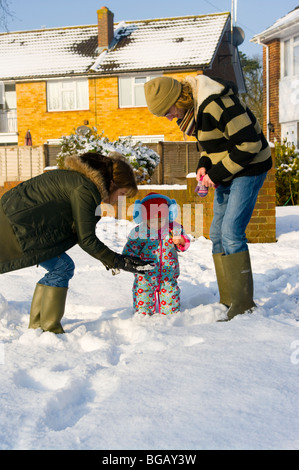 Grand-mère fils et sa petite-fille dans la neige Banque D'Images