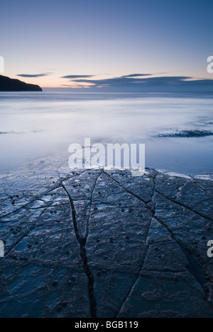 L'aube sur barre rocheuse à Kimmeridge Bay, Dorset Banque D'Images