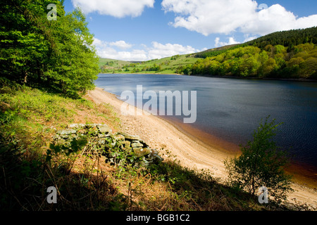 Une vue de Ladybower Reservoir sur une journée de printemps ensoleillée dans la Haute Vallée de Derwent dans le Peak District, dans le Derbyshire Banque D'Images