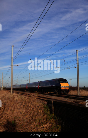 Les Trains de la côte est une TVP 82217 Moteur électrique haute vitesse East Coast Main Line Railway Connington Cambridgeshire UK Banque D'Images