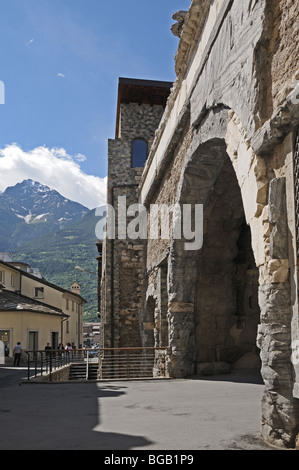 Pretoria ou porte romaine prétorienne gateway arch de neige sommets de montagnes en arrière-plan alpin Aosta Italie Banque D'Images