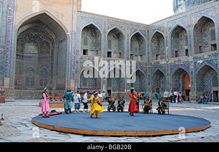 Spectacle folklorique ouzbek dans le triage de Sher Dor Madrasah, place du Registan, Samarkand, Ouzbékistan Banque D'Images