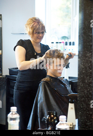 Une coiffure / accessoires de coupe de cheveux d'un client à un salon de coiffure en France Banque D'Images