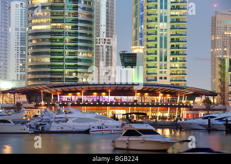 Nouveau quartier Marina de Dubaï au crépuscule avec port de plaisance, Dubaï, Émirats Arabes Unis Banque D'Images