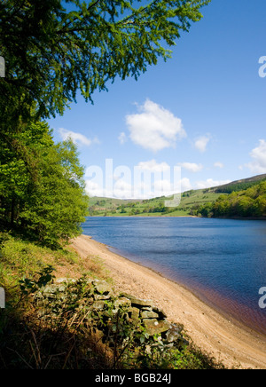 Une vue de Ladybower Reservoir sur une journée de printemps ensoleillée dans la Haute Vallée de Derwent dans le Peak District, dans le Derbyshire Banque D'Images