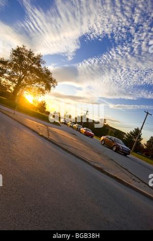 Voitures et de circulation sur route de banlieue avec beau coucher du soleil pendant les heures de pointe du soir, Philadelphia, USA Banque D'Images