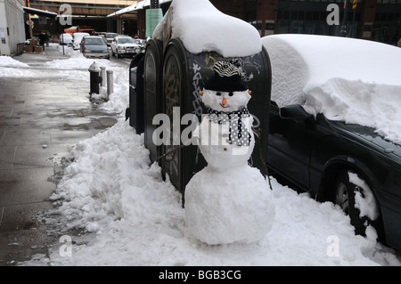 Un bonhomme sur Beekman Street près de South Street, dans le Lower Manhattan après une grosse tempête de neige. Banque D'Images