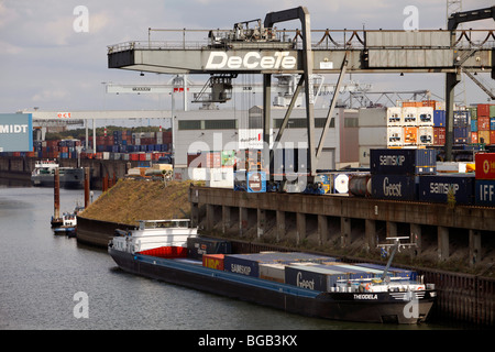 Plus grand port intérieur au monde, à Duisburg, en Allemagne, au bord du Rhin. Port industriel pour tout type de marchandises. Banque D'Images