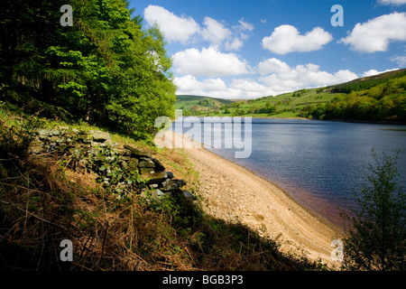 Une vue de Ladybower Reservoir sur une journée de printemps ensoleillée dans la Haute Vallée de Derwent dans le Peak District, dans le Derbyshire Banque D'Images