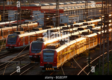 Ville de trains sur les voies en face de la gare centrale, Essen, Allemagne, Europe. Banque D'Images