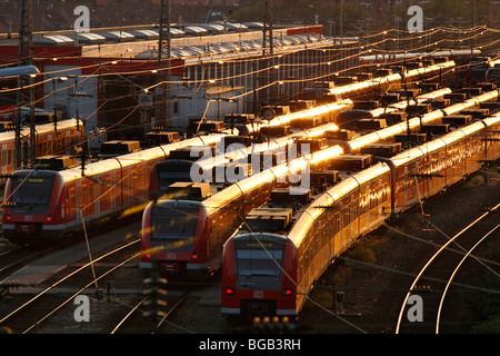 Ville de trains sur les voies en face de la gare centrale, Essen, Allemagne, Europe. Banque D'Images