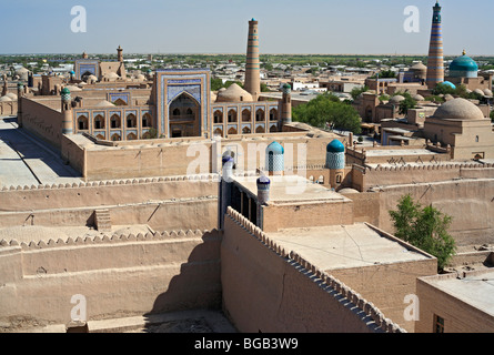 Vue depuis les remparts de la ville, Khiva, Ouzbékistan Banque D'Images