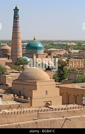 Vue depuis les remparts de la ville, Khiva, Ouzbékistan Banque D'Images