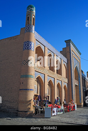 Commerce des souvenirs près de Islam-Khodja Madrasah, Khiva, Ouzbékistan Banque D'Images