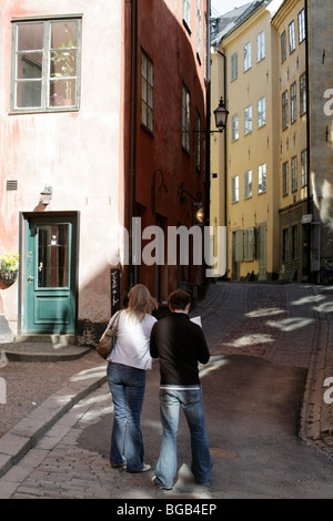 AVANT SMARTPHONES, PERDU AVEC CARTE, 2007 : un couple de touristes perdus avec une carte sur les rues étroites et sinueuses arrière de Gamla Stan Stockholm Suède Banque D'Images