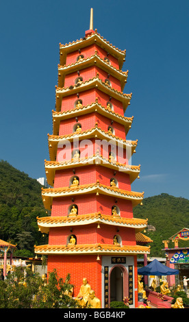 La pagode rouge au monastère de dix mille bouddhas à Sha Tin Hong Kong, Chine Banque D'Images