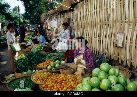 Les femmes vendent des légumes cultivés à la maison marché fermier local, Pindaya, Myanmar. Banque D'Images