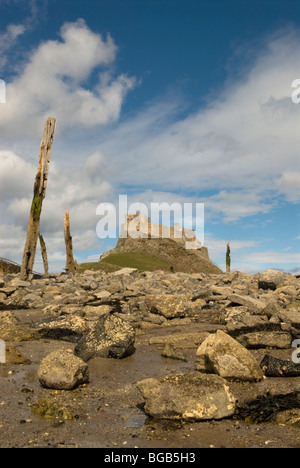 Château de Lindisfarne, Holy Island, Northumberland, Royaume-Uni. Mai. Vue sur les rochers sur le rivage. Banque D'Images