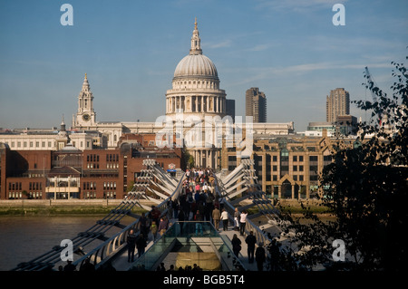 Les gens sur le Millennium Bridge traversant la Tamise, Londres, Royaume-Uni, avec vue sur la cathédrale Saint-Paul de Tate Modern Banque D'Images