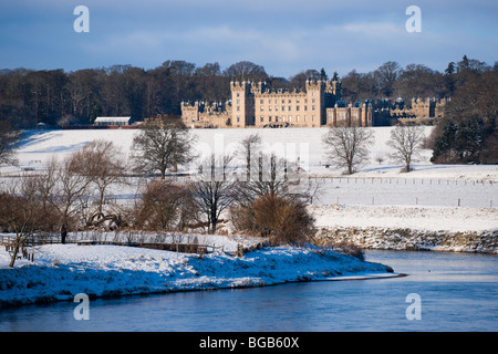 Décembre neige scène Kelso Scottish Borders UK - étages Château siège du Duc de Roxburghe - vu avec la rivière Tweed Banque D'Images