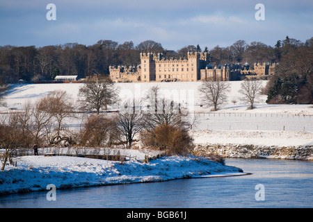 Décembre neige scène Kelso Scottish Borders UK - étages Château siège du Duc de Roxburghe - vu avec la rivière Tweed Banque D'Images