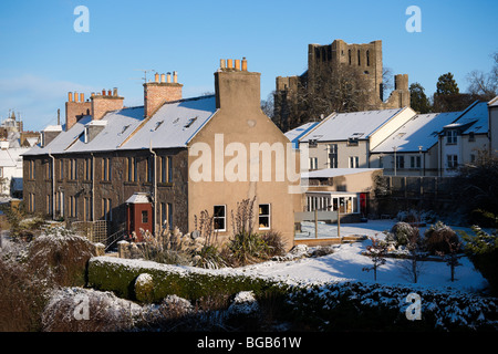 Décembre neige scène Kelso Scottish Borders UK - l'abbaye vu au-delà de l'ancien et le nouveau logement Banque D'Images