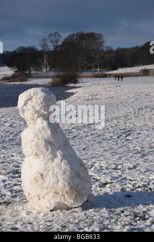 Décembre neige scène Kelso Scottish Borders UK - bonhomme de neige sur les rives de la Tweed Banque D'Images