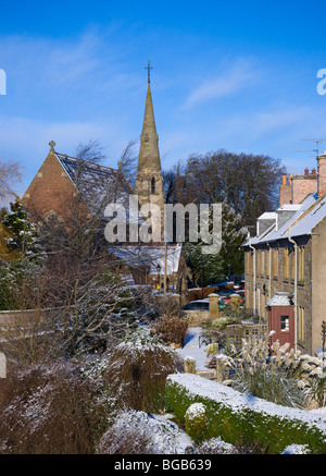 Décembre neige scène Kelso Scottish Borders UK - l'église St Andrews et à proximité cottages Banque D'Images