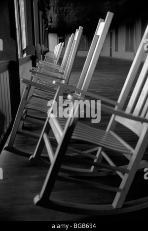 Rangée de chaises à bascule sur le porche Banque D'Images