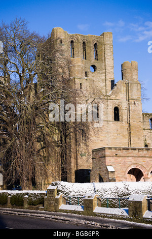 Décembre neige scène Kelso Scottish Borders UK - L'Abbaye de Kelso Banque D'Images