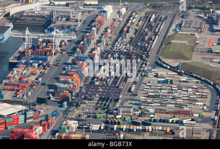 Plus grand port intérieur au monde, à Duisburg, en Allemagne, au bord du Rhin. Port industriel pour tout type de marchandises. Banque D'Images