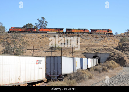 Un train de marchandises en direction de la BNSF passe au-dessus de lui-même à la boucle de Tehachapi entre Bakersfield et Mojave, Californie. Banque D'Images