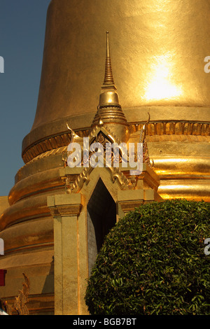 Phra Sri Ratana Chedi, à Wat Phra Kaeo, Grand Palace, Bangkok Banque D'Images