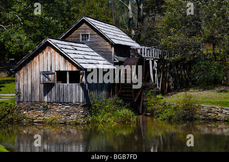 Moulin historique Mabry en Virginie sur Blue Ridge Parkway paysage pittoresque un moulin avec de l'eau personne aux États-Unis arrière-plan horizontal haute résolution Banque D'Images