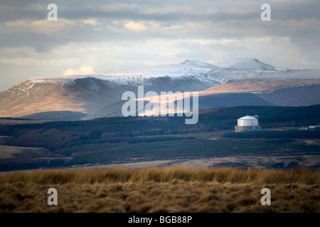 PEN y FAN, VUE DE CYNON VALLEY, HIVER : vue de Cynon Valley à Brecon Beacons en hiver de Pen y Fan – la plus haute montagne du sud de la Grande-Bretagne Banque D'Images