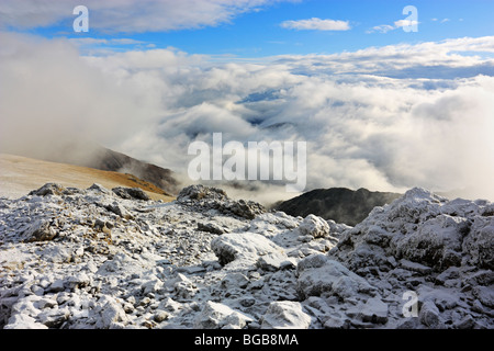 La vue NW de Penygadair, le sommet du Cadair Idris, lors de la séparation des nuages, un jour d'hiver Banque D'Images