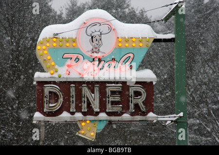 USA Vermont Brattleboro Diner Royal Chelsea signer pendant une tempête de neige en hiver. Banque D'Images