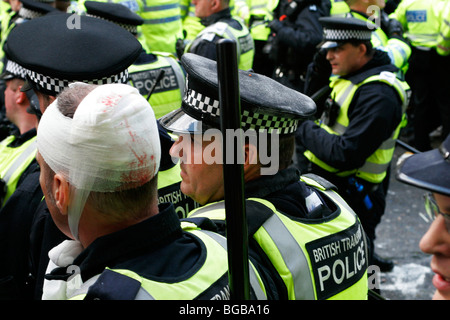 L'Angleterre, Londres, ville, Threadneedle Street, Bank of England G20 des protestations, la Police d'avril 2009 avec un autre blessé à la tête Banque D'Images