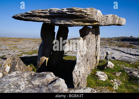 L'Irlande, le comté de Clare, le Burren, Dolmen de Poulnabrone dans paysage de calcaire karstique gris rock. Banque D'Images