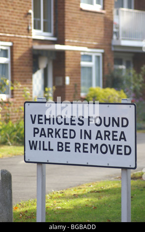 Image Photo d'inscription avertissement que voitures garées dans ce domaine sera supprimé. Banque D'Images