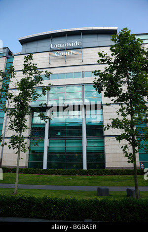 L'Irlande du Nord, Belfast, Chichester Street, zone piétonne à l'extérieur de l'édifice du Palais de Laganside. Banque D'Images