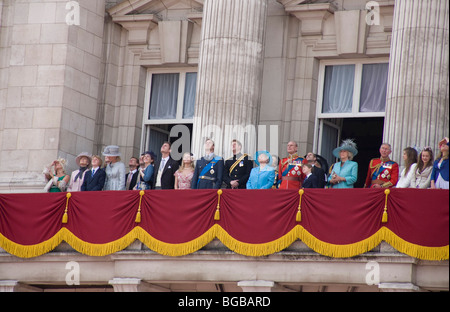 L'Angleterre, Londres, Buckingham Palace. Anniversaire de la reine Elizabeth II, debout sur un balcon avec des membres de la Famille royale Banque D'Images