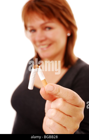 Femme tenant une cigarette brisée Banque D'Images