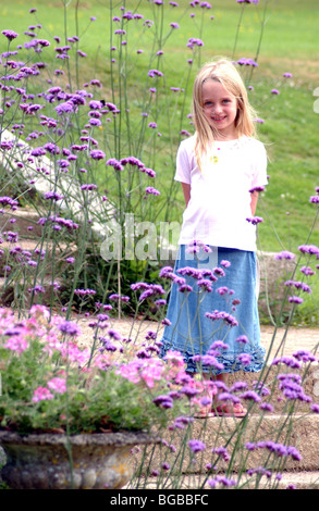 Image libre de photographie de portrait jeune fille comme elle se tient au soleil dans le jardin de la famille London UK Banque D'Images