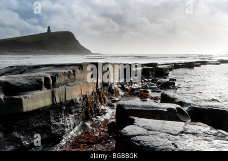 Rock ledge aller en mer à Kimmeridge Dorset, partie de la côte jurassique. Tour Clavell en arrière-plan Banque D'Images