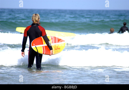 Image libre photo de surfeur homme attend pour entrer dans la mer par une froide journée d'hiver à Cornwall UK Banque D'Images