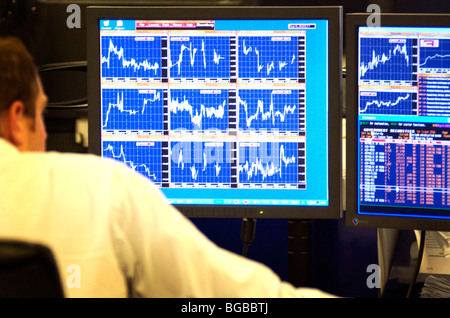 Image libre photo de commerçant d'affaires à la recherche à l'écran de l'ordinateur avec des stocks et des actions les prix en stock exchange UK Banque D'Images