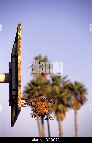 Grâce à une chute de basket-ball extérieur net Banque D'Images